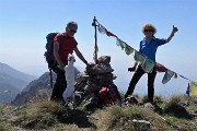 71 Vetta Corna Camozzera (1452 m) con vista sulla pianura in foschia
